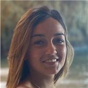 Jeune femme active qui souhaite aider ceux qui ont quelques difficultés.